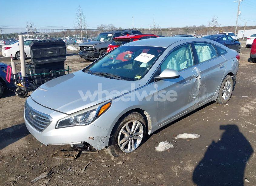 Photo 2 of 2015 Hyundai Sonata SE (VIN 5NPE24AF1FH081144)