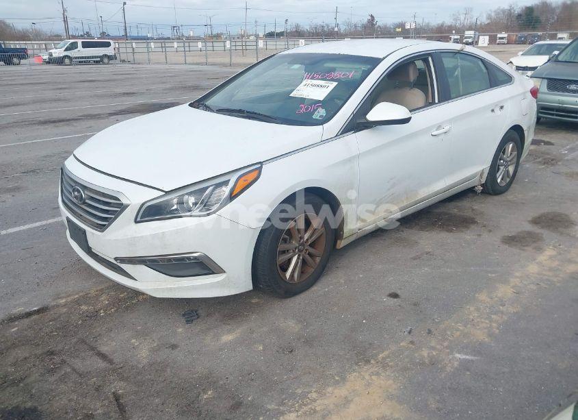 Photo 2 of 2015 Hyundai Sonata SE (VIN 5NPE24AF1FH122338)