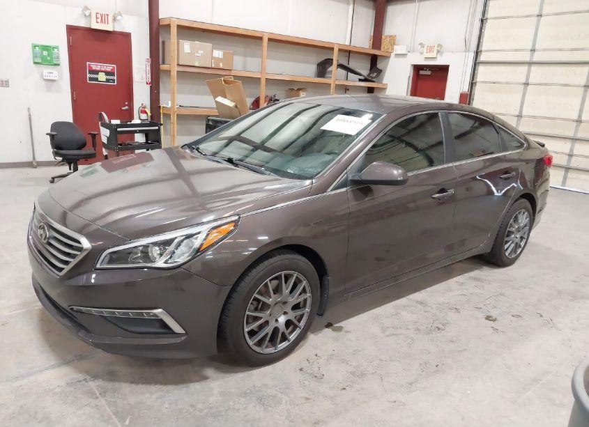 Photo 2 of 2015 Hyundai Sonata SE (VIN 5NPE24AF1FH150088)