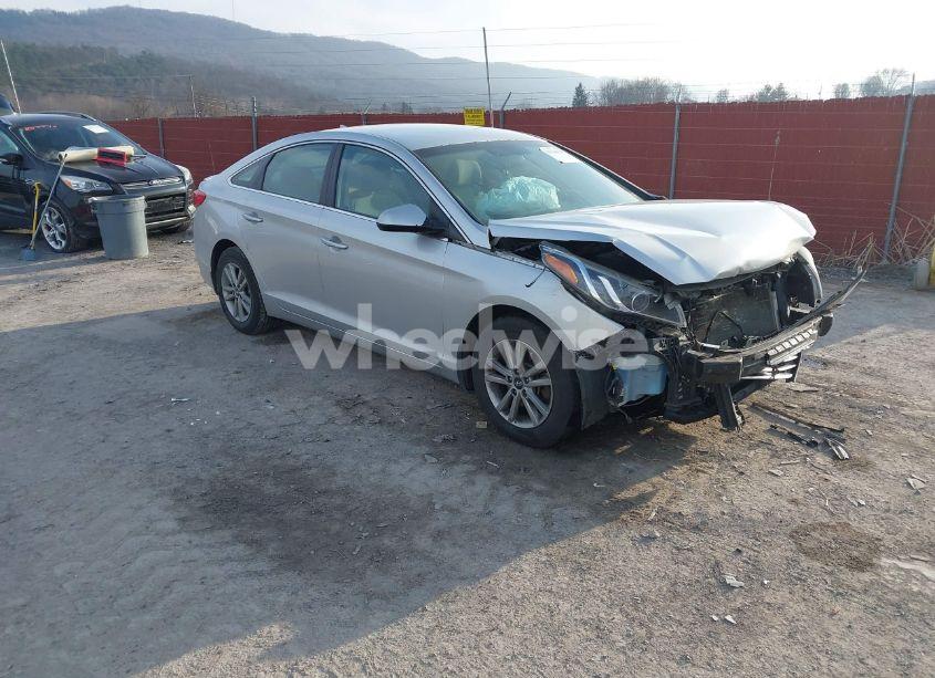 2015 Hyundai Sonata SE (VIN 5NPE24AF1FH206840) main photo