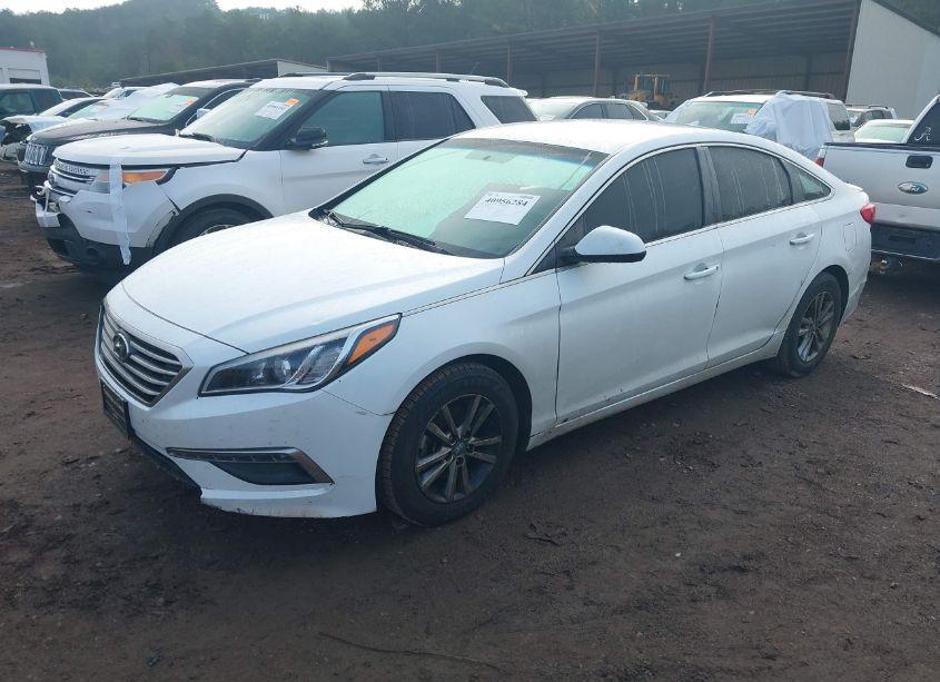 Photo 2 of 2015 Hyundai Sonata SE (VIN 5NPE24AF1FH229535)