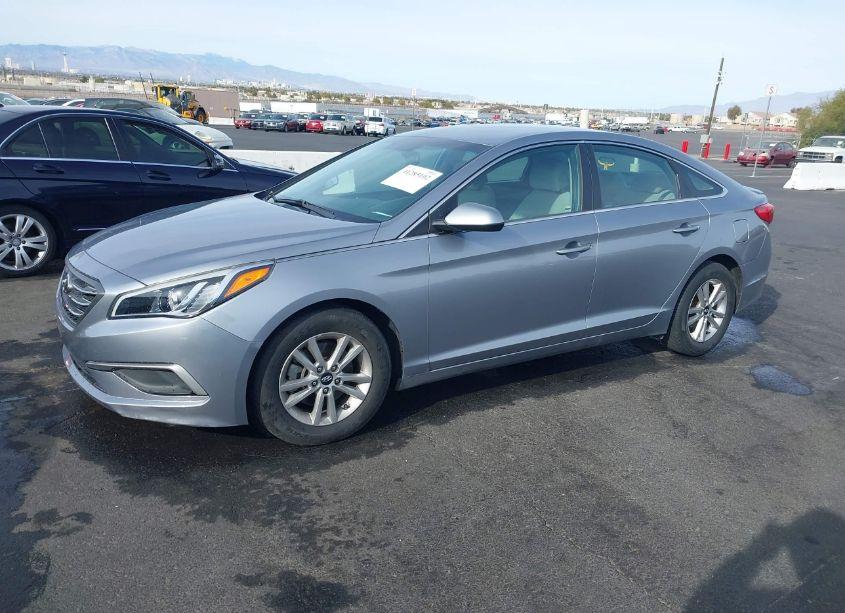 Photo 2 of 2016 Hyundai Sonata SE (VIN 5NPE24AF1GH405467)