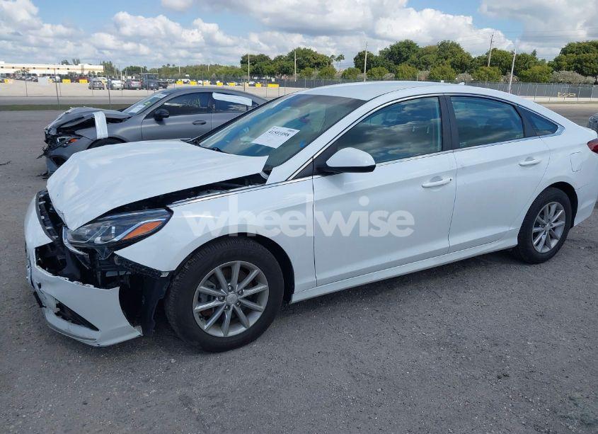 Photo 2 of 2019 Hyundai Sonata SE (VIN 5NPE24AF1KH758199)