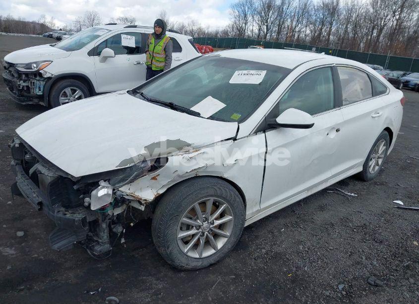 Photo 2 of 2019 Hyundai Sonata SE (VIN 5NPE24AF1KH771065)