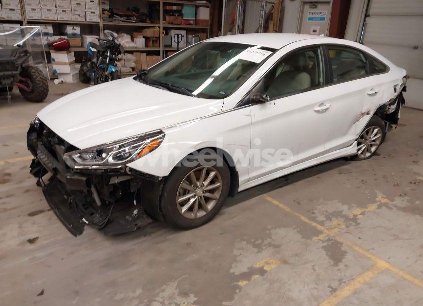 Photo 2 of 2019 Hyundai Sonata SE (VIN 5NPE24AF1KH811872)