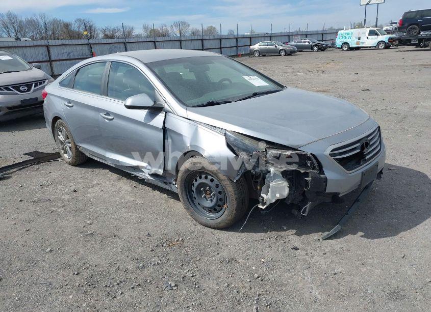2015 Hyundai Sonata SE (VIN 5NPE24AF2FH002760) main photo