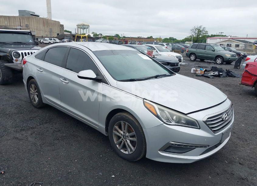 2015 Hyundai Sonata SE (VIN 5NPE24AF2FH025052) main photo