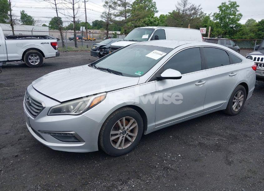 Photo 2 of 2015 Hyundai Sonata SE (VIN 5NPE24AF2FH025052)