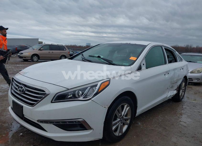 Photo 2 of 2015 Hyundai Sonata SE (VIN 5NPE24AF2FH139584)