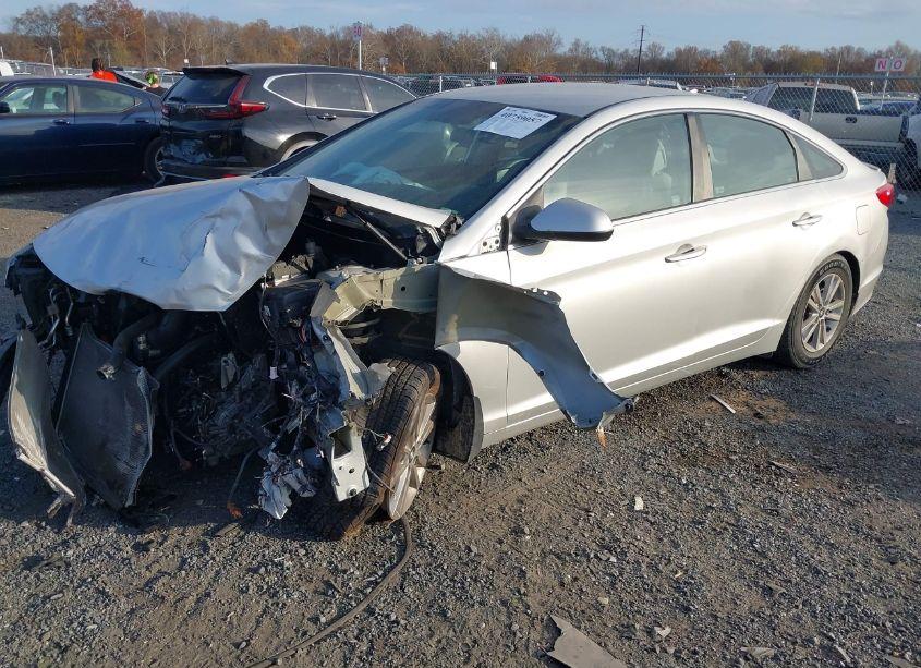 Photo 2 of 2015 Hyundai Sonata SE (VIN 5NPE24AF2FH145823)