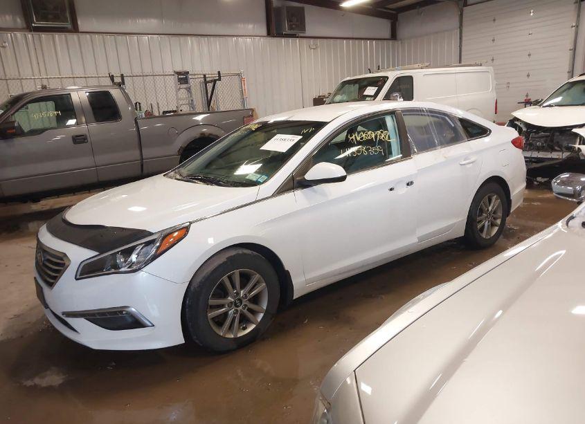 Photo 2 of 2015 Hyundai Sonata SE (VIN 5NPE24AF2FH152254)