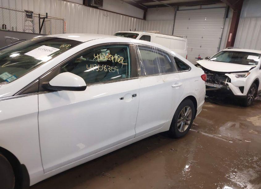 Photo 6 of 2015 Hyundai Sonata SE (VIN 5NPE24AF2FH152254)