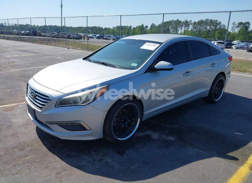 Photo 2 of 2015 Hyundai Sonata SE (VIN 5NPE24AF2FH165571)