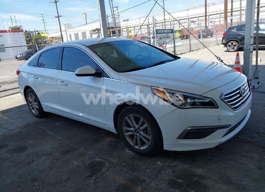 2015 Hyundai Sonata SE (VIN 5NPE24AF2FH167322) main photo