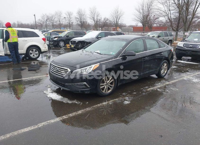 Photo 2 of 2015 Hyundai Sonata SE (VIN 5NPE24AF2FH176912)