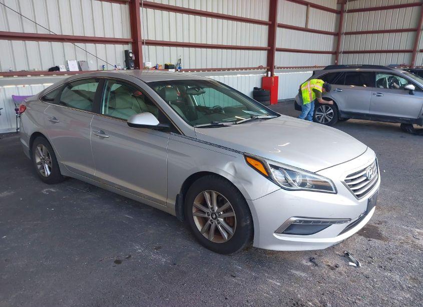 2015 Hyundai Sonata SE (VIN 5NPE24AF2FH203493) main photo