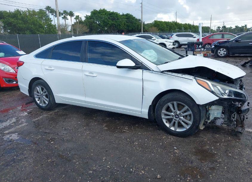 2016 Hyundai Sonata SE (VIN 5NPE24AF2GH310710) main photo