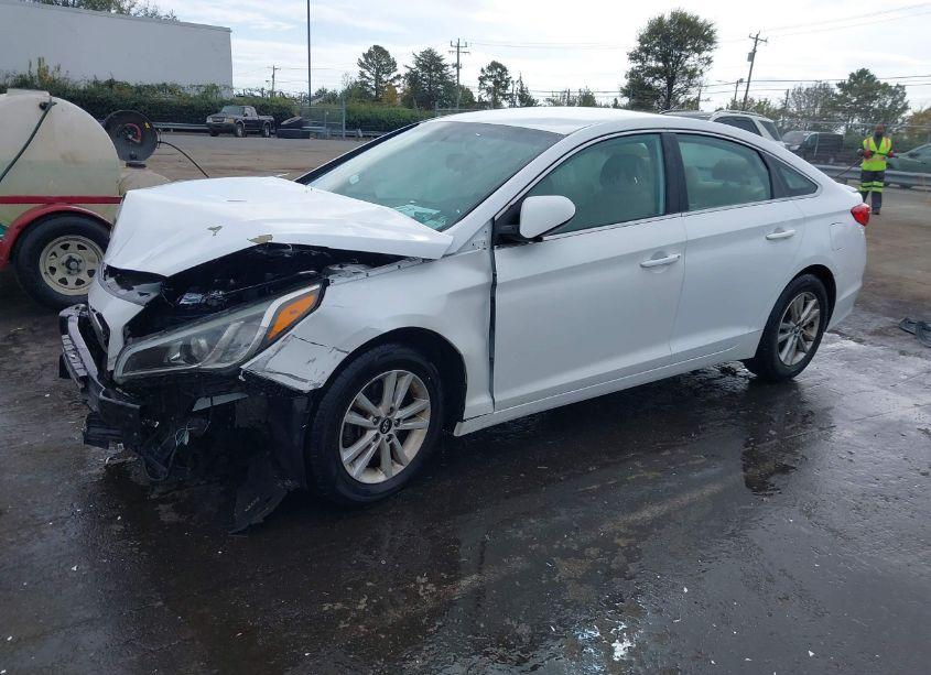 Photo 2 of 2016 Hyundai Sonata SE (VIN 5NPE24AF2GH323571)