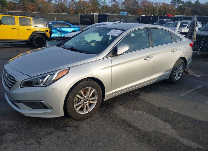 Photo 2 of 2016 Hyundai Sonata SE (VIN 5NPE24AF2GH386931)