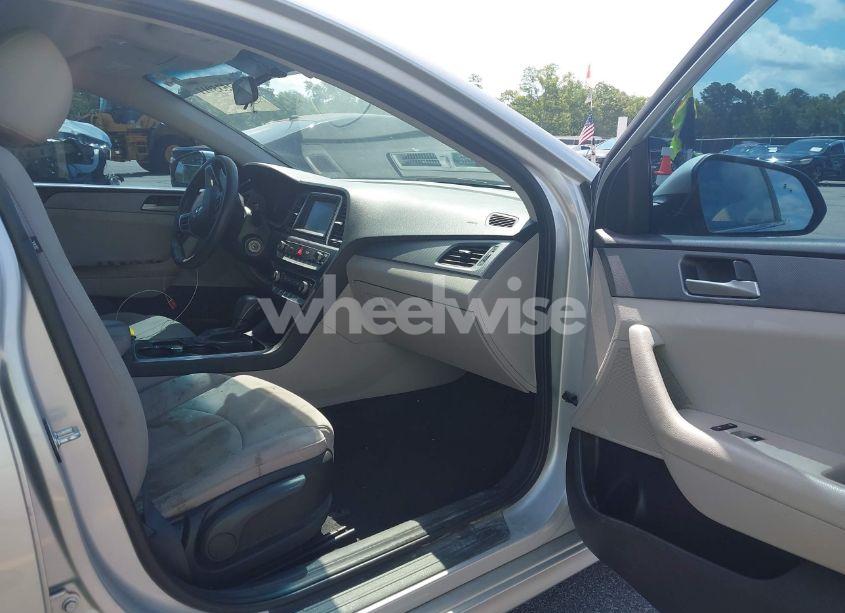 Photo 5 of 2019 Hyundai Sonata SE (VIN 5NPE24AF2KH768613)