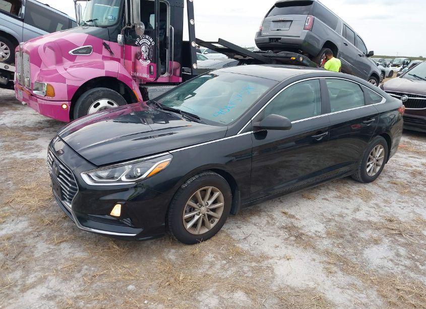 Photo 2 of 2019 Hyundai Sonata SE (VIN 5NPE24AF2KH813839)