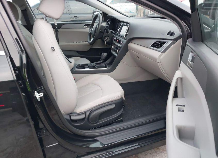 Photo 5 of 2019 Hyundai Sonata SE (VIN 5NPE24AF2KH813839)