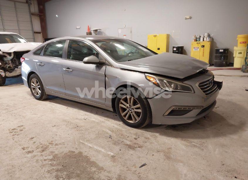 2015 Hyundai Sonata SE (VIN 5NPE24AF3FH000743) main photo