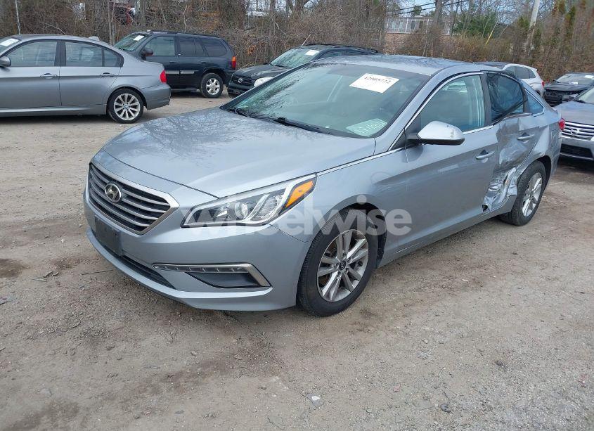Photo 2 of 2015 Hyundai Sonata SE (VIN 5NPE24AF3FH019955)
