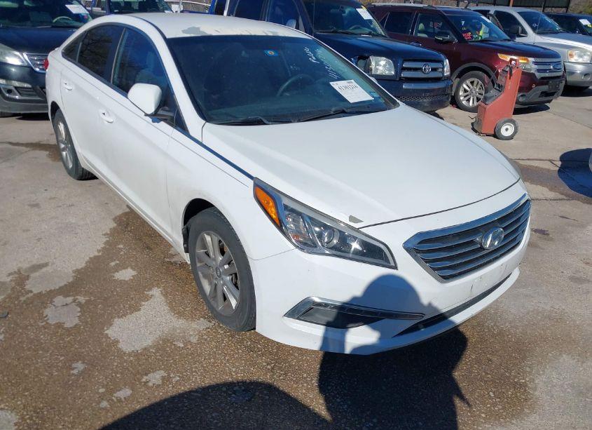 2015 Hyundai Sonata SE (VIN 5NPE24AF3FH026839) main photo