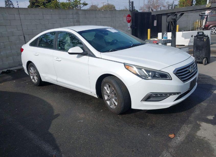 2015 Hyundai Sonata SE (VIN 5NPE24AF3FH071344) main photo