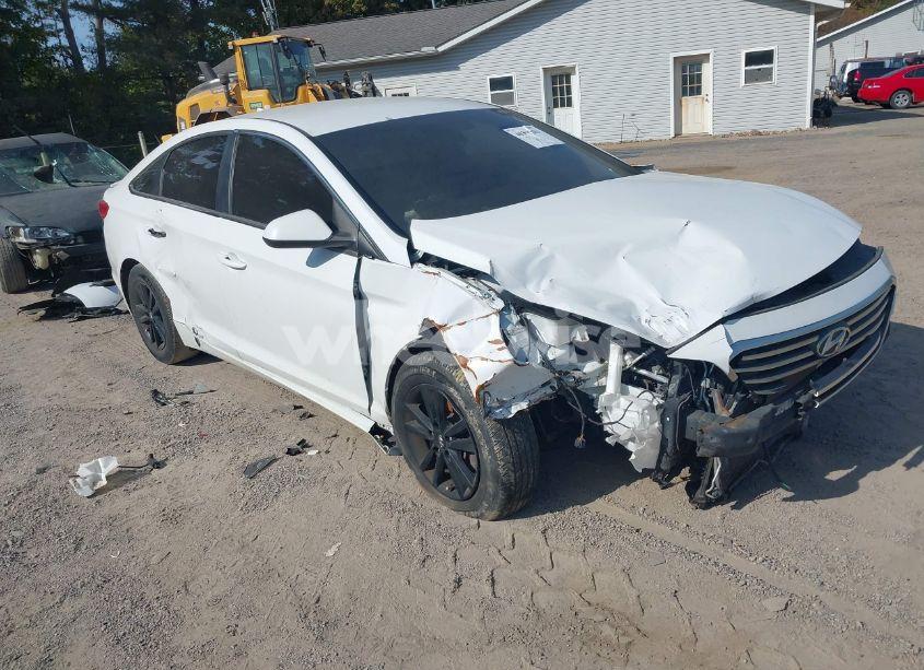 2015 Hyundai Sonata SE (VIN 5NPE24AF3FH106979) main photo