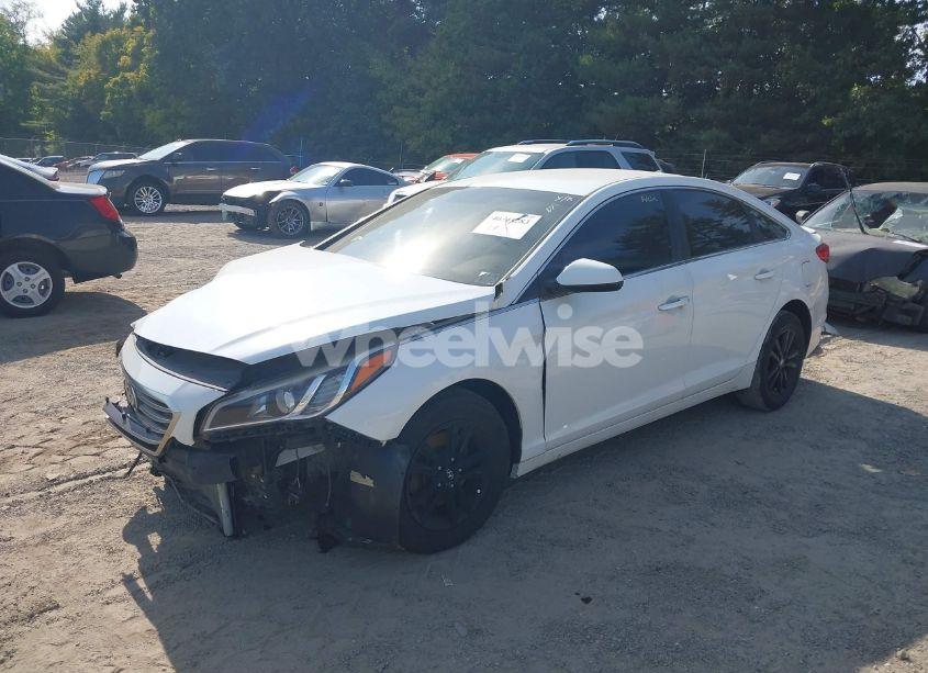 Photo 2 of 2015 Hyundai Sonata SE (VIN 5NPE24AF3FH106979)