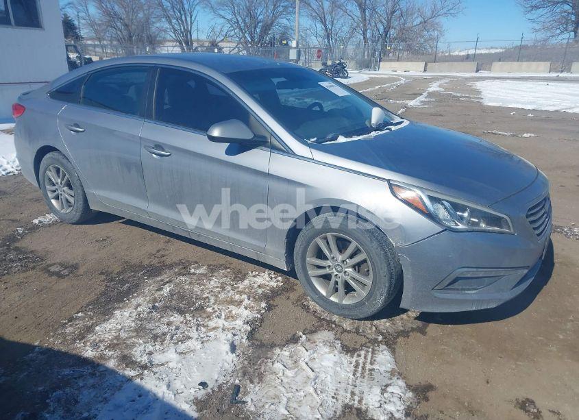 2015 Hyundai Sonata SE (VIN 5NPE24AF3FH126911) main photo