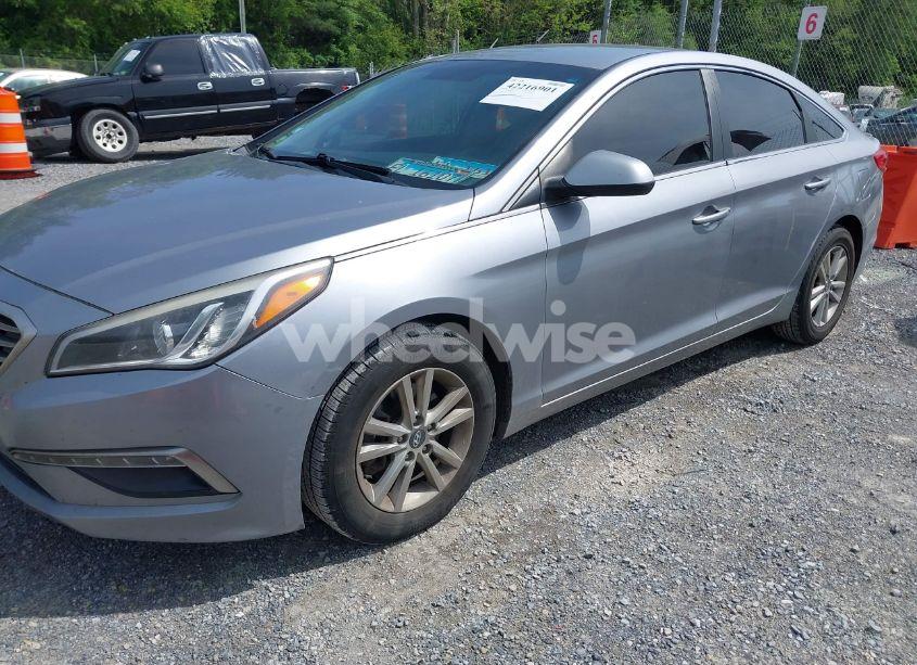 Photo 2 of 2015 Hyundai Sonata SE (VIN 5NPE24AF3FH147614)