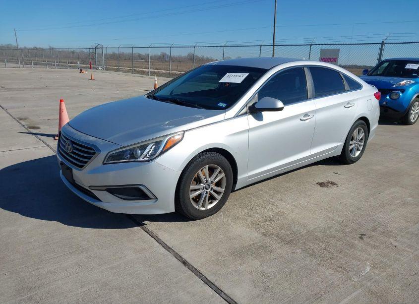 Photo 2 of 2016 Hyundai Sonata SE (VIN 5NPE24AF3GH371466)