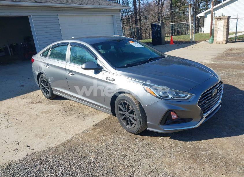 2018 Hyundai Sonata SE (VIN 5NPE24AF3JH681396) main photo