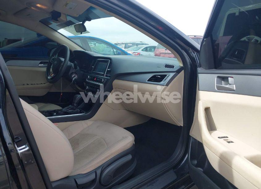 Photo 5 of 2019 Hyundai Sonata SE (VIN 5NPE24AF3KH765235)