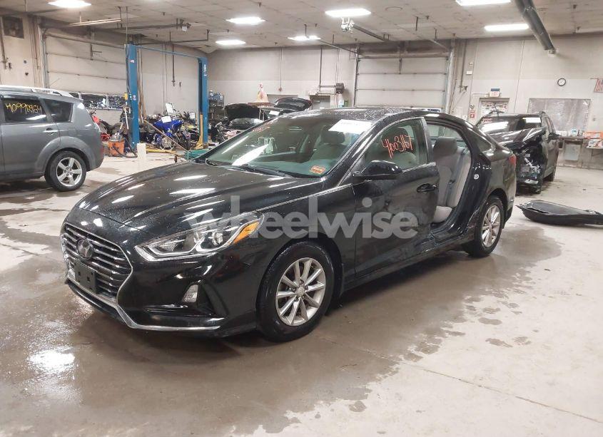 Photo 2 of 2019 Hyundai Sonata SE (VIN 5NPE24AF3KH801747)
