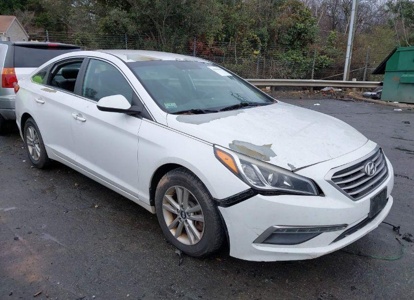 2015 Hyundai Sonata SE (VIN 5NPE24AF4FH000945) main photo
