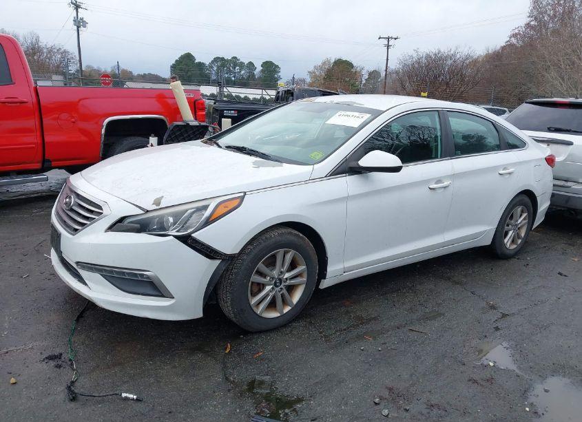 Photo 2 of 2015 Hyundai Sonata SE (VIN 5NPE24AF4FH000945)