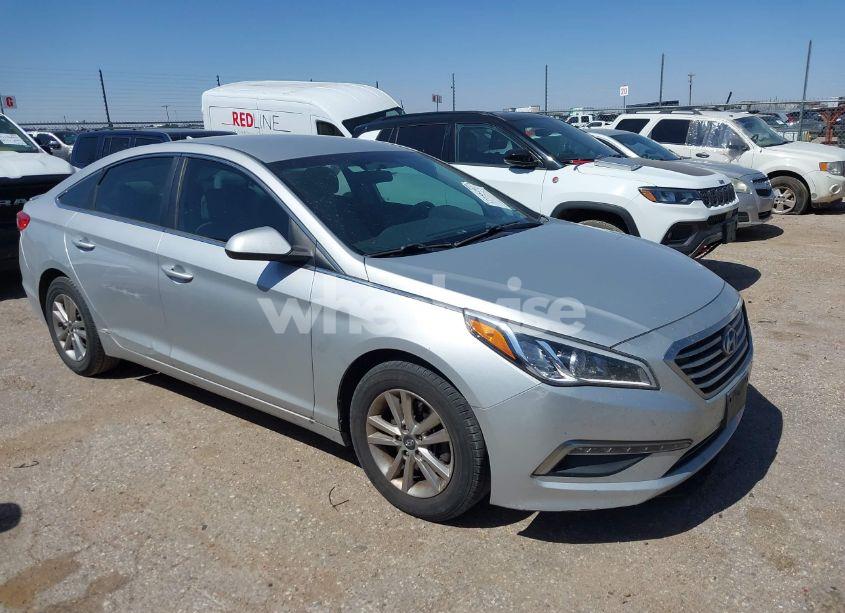 2015 Hyundai Sonata SE (VIN 5NPE24AF4FH028101) main photo