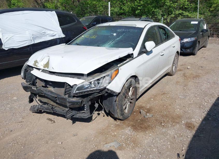 Photo 2 of 2015 Hyundai Sonata SE (VIN 5NPE24AF4FH109101)
