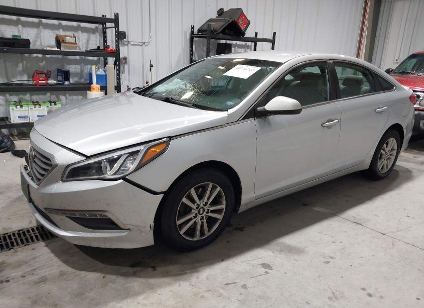 Photo 2 of 2015 Hyundai Sonata SE (VIN 5NPE24AF4FH156693)