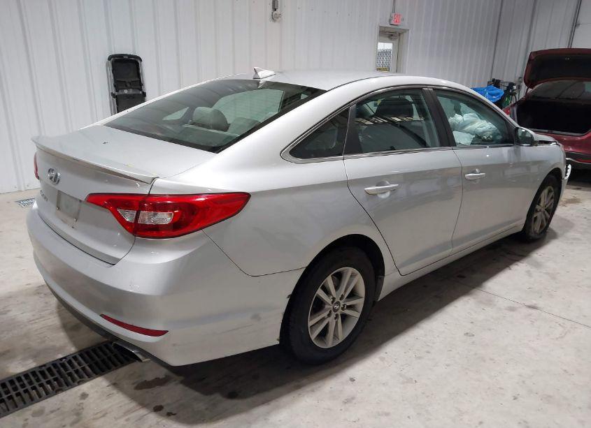 Photo 4 of 2015 Hyundai Sonata SE (VIN 5NPE24AF4FH156693)