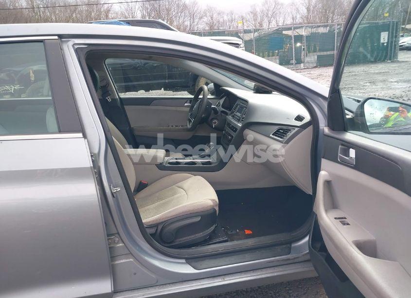 Photo 5 of 2015 Hyundai Sonata SE (VIN 5NPE24AF4FH197860)