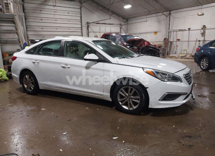 2016 Hyundai Sonata SE (VIN 5NPE24AF4GH260585) main photo