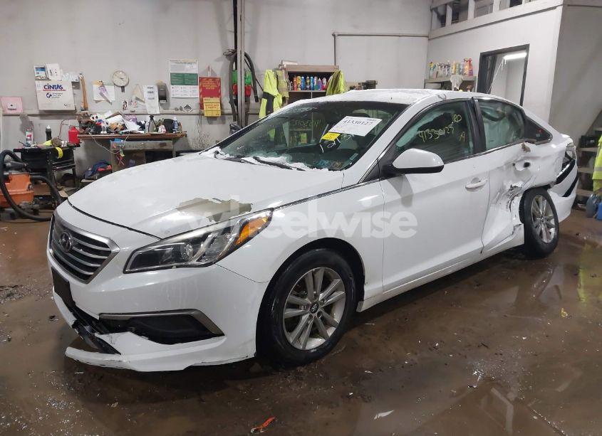 Photo 2 of 2016 Hyundai Sonata SE (VIN 5NPE24AF4GH260585)
