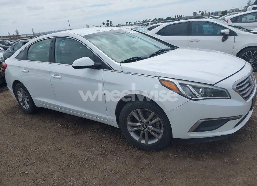 2016 Hyundai Sonata SE (VIN 5NPE24AF4GH261493) main photo
