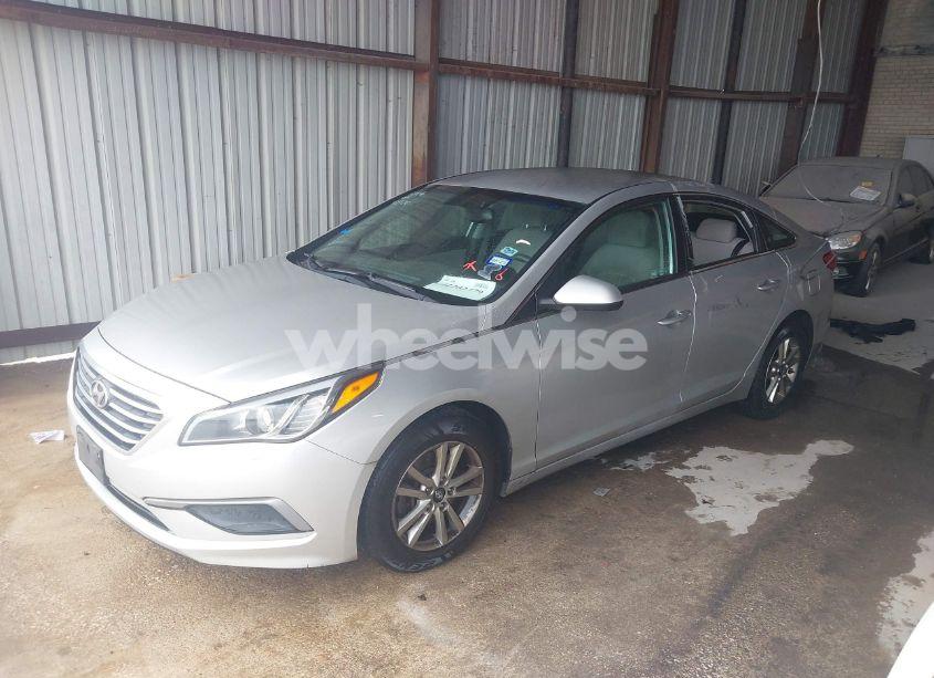 Photo 2 of 2016 Hyundai Sonata SE (VIN 5NPE24AF4GH280920)