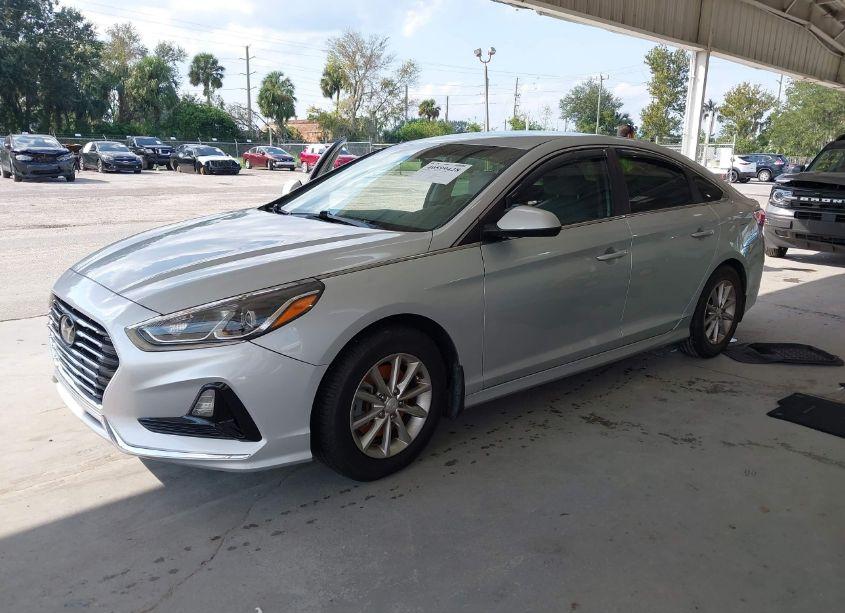 Photo 2 of 2019 Hyundai Sonata SE (VIN 5NPE24AF4KH729649)